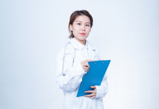 女性醫(yī)生拿著文件夾展示
