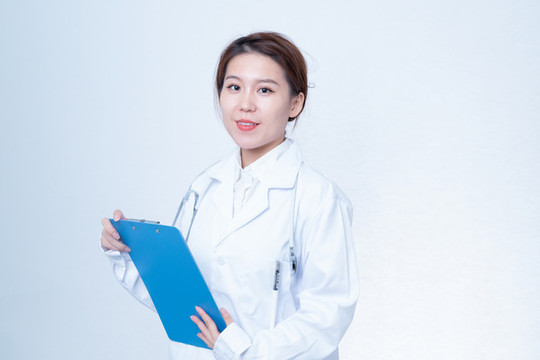 拿著文件夾展示的女性醫(yī)生
