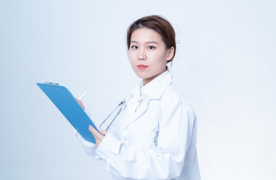 拿著文件夾的女性醫(yī)生形象