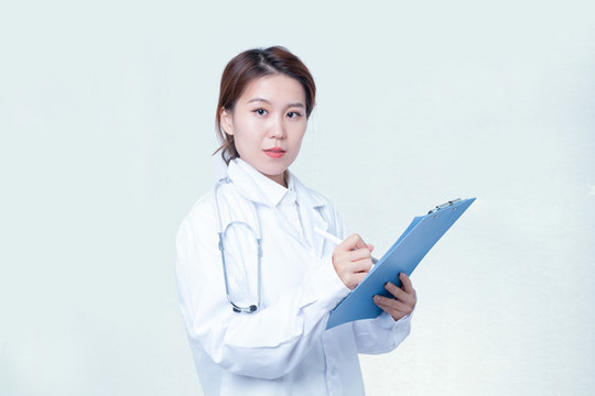 拿著文件夾展示的女性醫(yī)生