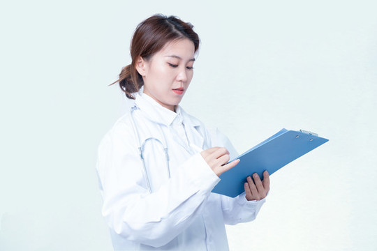 拿著文件夾展示的女性醫(yī)生