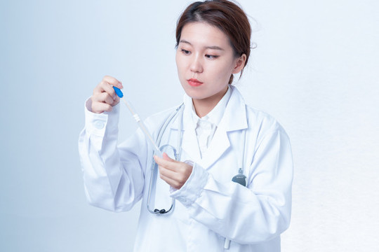 女醫(yī)生手持試驗(yàn)樣品