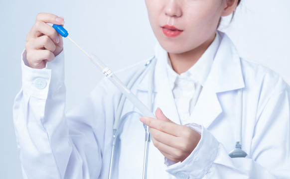 女醫(yī)生手持試驗(yàn)樣品