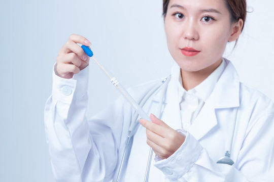 女醫(yī)生手持試驗(yàn)樣品