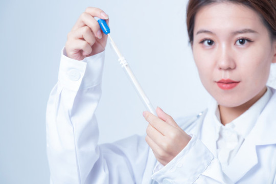 女醫(yī)生手持試驗(yàn)樣品