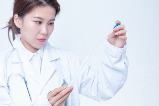 女醫(yī)生手持試驗(yàn)樣品