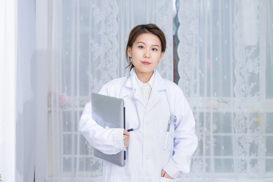 一位年輕女性醫(yī)生形象