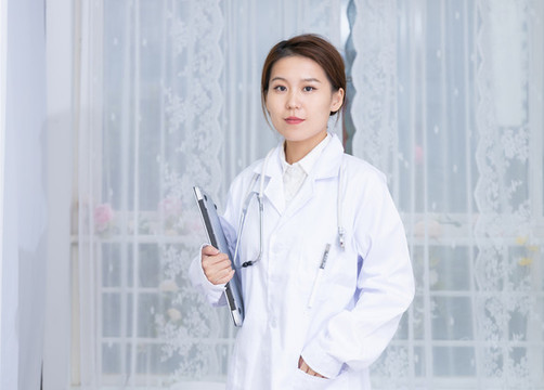 室內(nèi)女醫(yī)生手持筆記本電腦