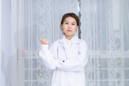一位年輕女性醫(yī)生形象