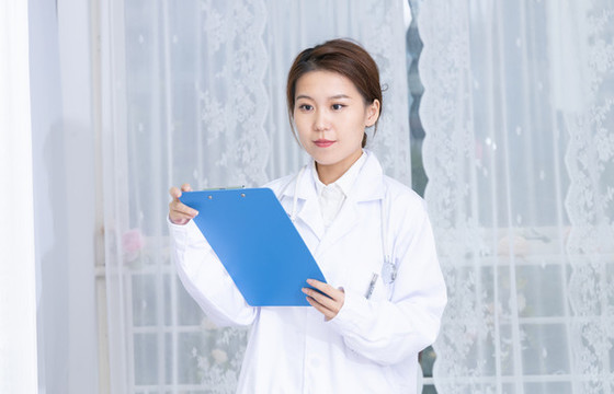 辦公室內(nèi)女醫(yī)生手持文件夾