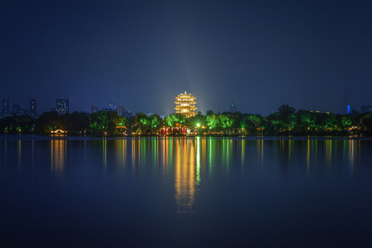 濟(jì)南大明湖夜色
