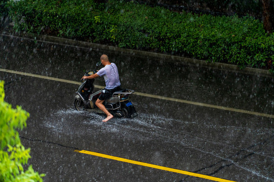 雨中騎行的人