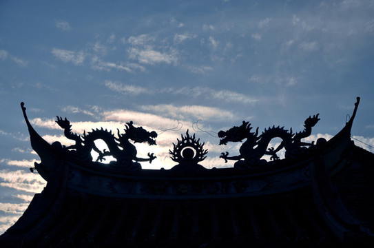 雙龍戲珠