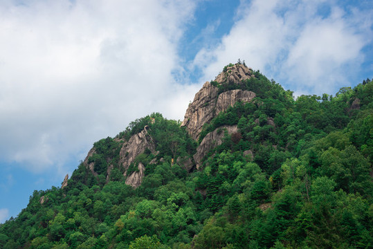 藍天白云下的山峰