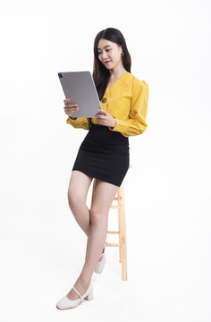 拿著平板電腦的職業(yè)女性