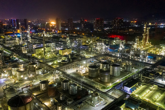 航拍平頂山尼龍工業(yè)化工廠夜景
