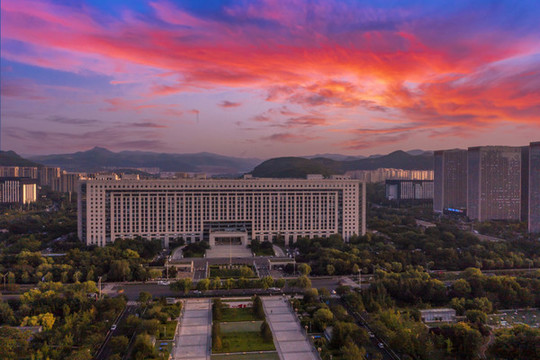 火燒云背景下的龍奧大夏