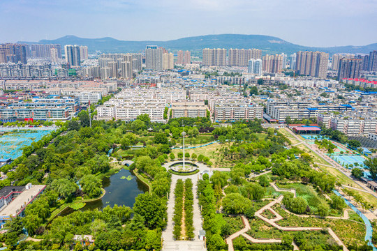 航拍河南平頂山鷹城廣場(chǎng)綠化區(qū)