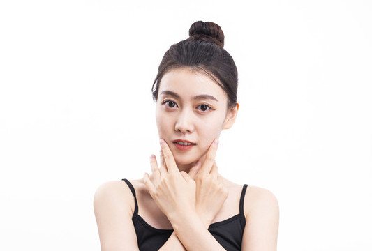 穿著黑色吊帶的美麗女性