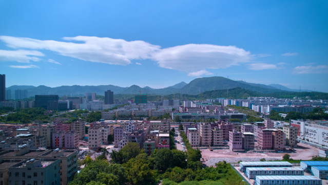 藍(lán)天白云深圳龍崗寶龍建筑