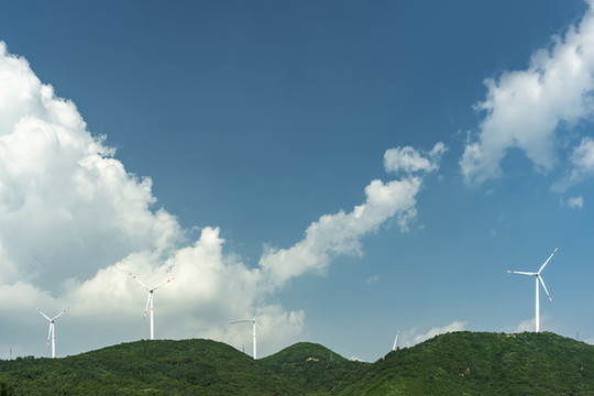 航拍戶外綠色能源風(fēng)力發(fā)電機(jī)