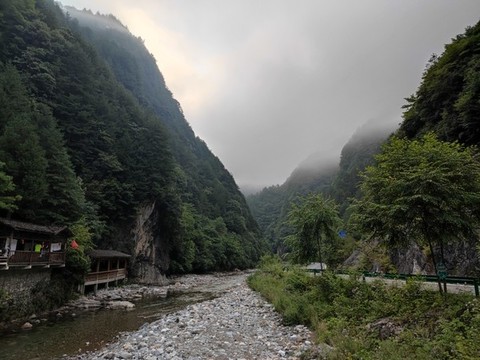 神農(nóng)架野馬河畔