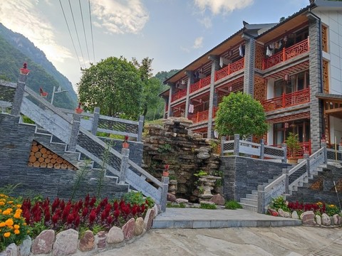 秘境神農(nóng)架桃花谷