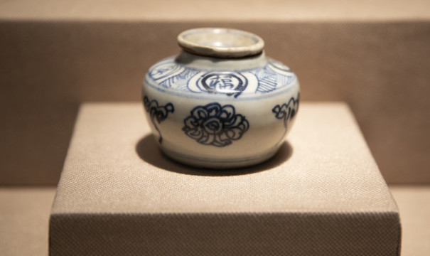 明景德鎮(zhèn)窯青花蓋罐