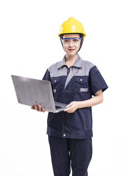 穿著工服帽拿著電腦的女性工人