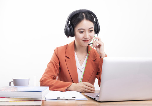 戴著耳機(jī)正在教網(wǎng)課的女老師