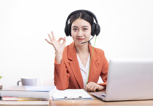 戴著耳機(jī)正在教網(wǎng)課的女老師