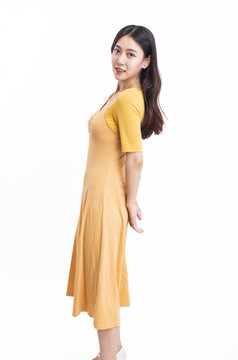 穿著黃色連衣裙的美麗女性
