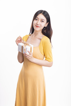 拿著禮物盒子的美麗女性
