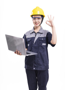穿著工服帽拿著電腦的女性工人