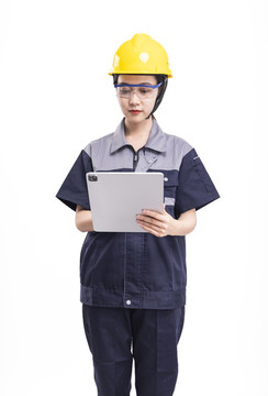 穿著工服帽拿著電腦的女性工人