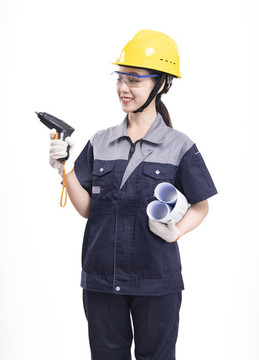 穿著工服拿著工具的女性工人