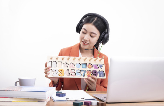 戴著耳機正在教網(wǎng)課的女老師