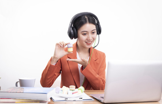 戴著耳機(jī)正在教網(wǎng)課的女老師