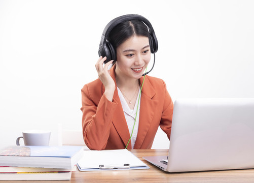戴著耳機正在教網(wǎng)課的女老師