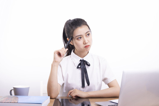 正在上網(wǎng)課的女學(xué)生