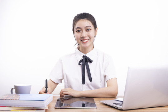 正在上網(wǎng)課的女學(xué)生