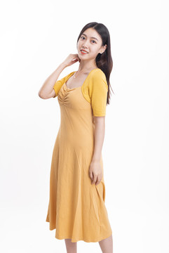 穿著黃色連衣裙的美麗女性