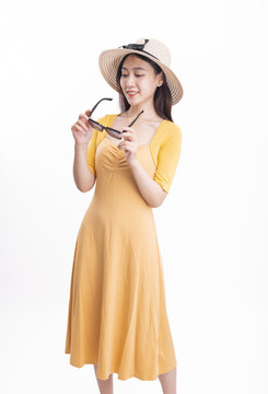 穿黃色連衣裙戴墨鏡的女人