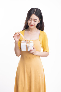 拿著禮物盒子的美麗女性