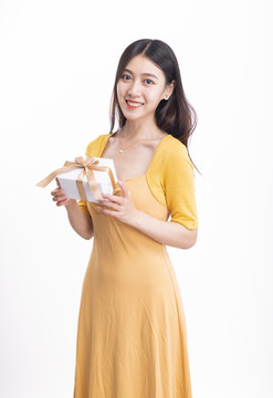 拿著禮物盒子的美麗女性