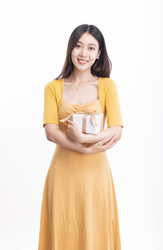 拿著禮物盒子的美麗女性