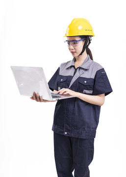 穿著工服帽拿著電腦的女性工人