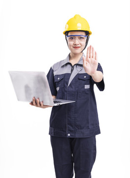 穿著工服帽拿著電腦的女性工人