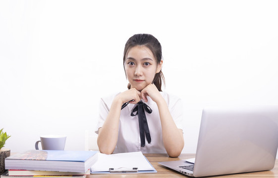 正在上網(wǎng)課的女學(xué)生
