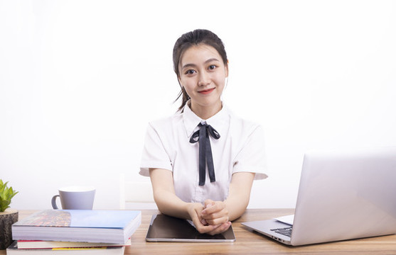 正在上網(wǎng)課的女學(xué)生